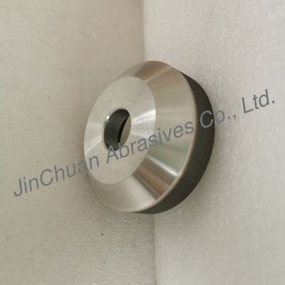 L'abbigliamento è costituito da: