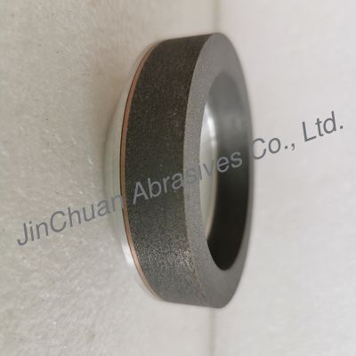 L'abbigliamento è costituito da: