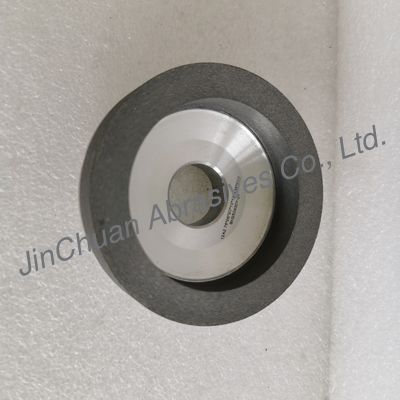 L'abbigliamento è costituito da: